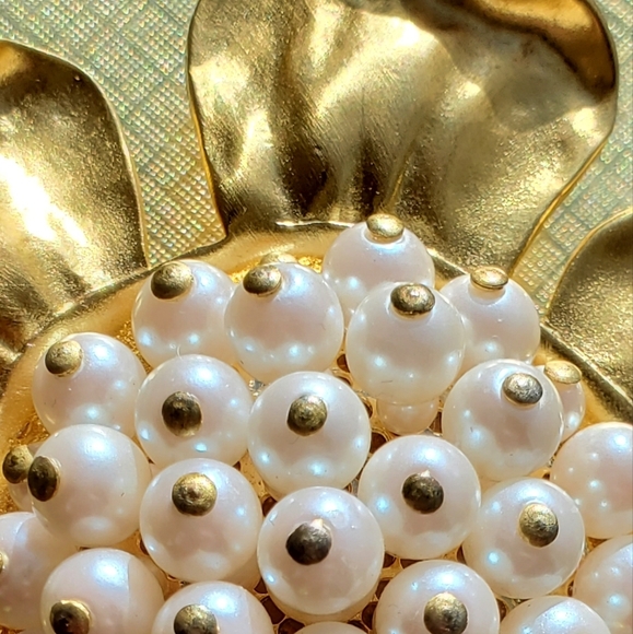 RARE GIVENCHY Vintage Brushed Gold Flower Brooch with Seed Pearl Cluster Center - Picture 3 of 7